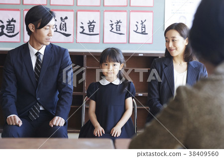 Parents and children who take an interview for the exam 38409560