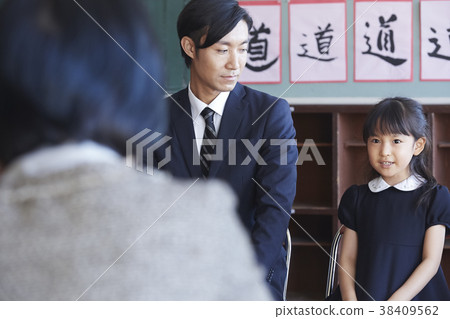 參加考試面試的家長和孩子 38409562