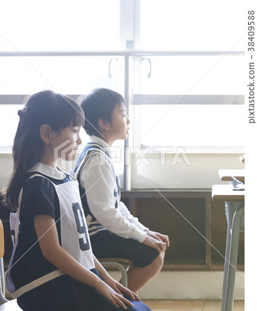 接受采訪的孩子參加考試 38409588