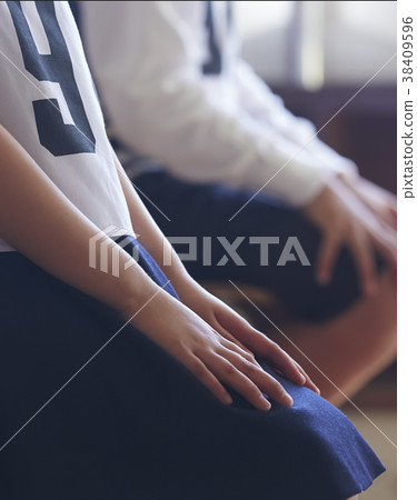 接受采訪的孩子參加考試 38409596