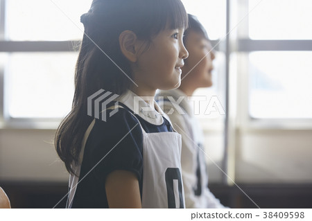 接受采訪的孩子參加考試 38409598