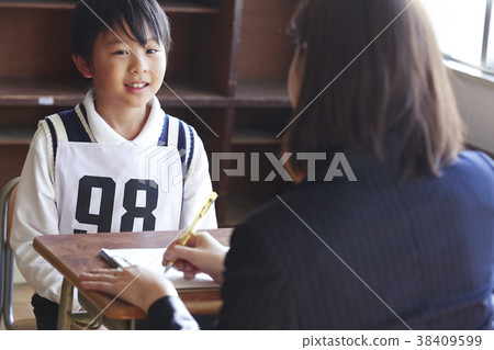 接受采訪的孩子參加考試 38409599