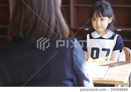 接受采訪的孩子參加考試 38409606