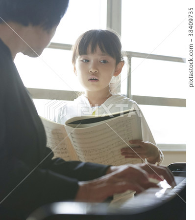 音樂室的老師和學生 音樂室的老師和學生 38409735