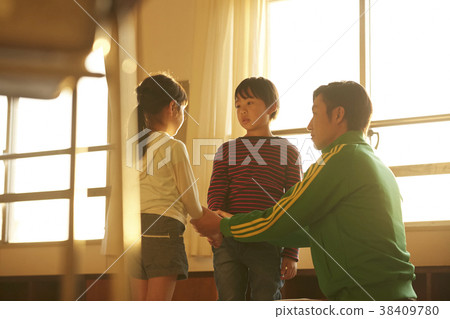 A teacher who encourages students 38409780