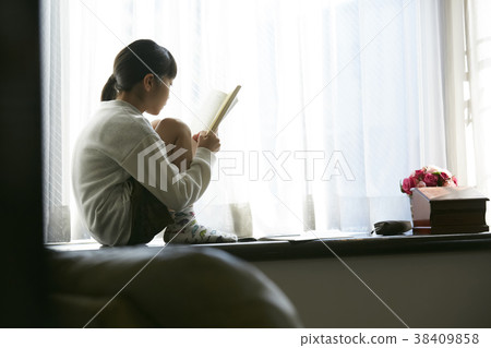 Girls to Read 38409858