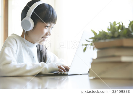 A girl who operates a personal computer 38409888