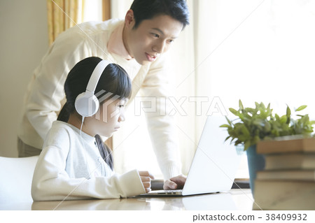 Girl and father who operate a personal computer Girl and father who operate a personal computer 38409932