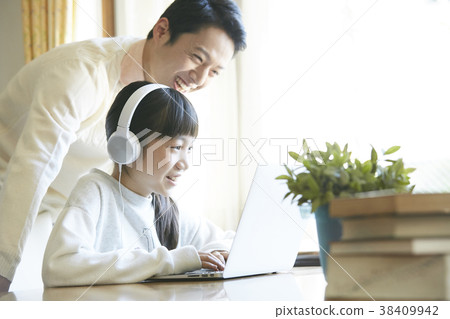 Girl and father who operate a personal computer Girl and father who operate a personal computer 38409942