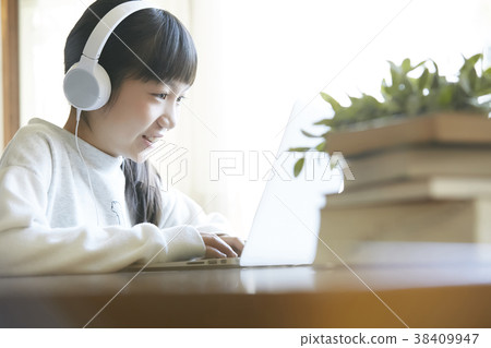 操作個人電腦的女孩 操作個人電腦的女孩 38409947