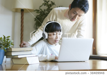 操作個人計算機的女孩和父親 38409948