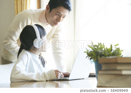 操作個人計算機的女孩和父親 操作個人計算機的女孩和父親 38409949