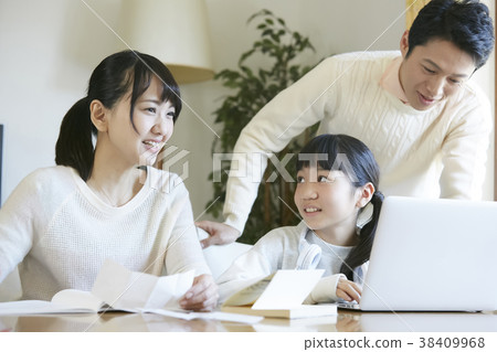 女孩和父母學習 女孩和父母學習 38409968