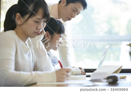 女孩和父母學習 女孩和父母學習 38409969