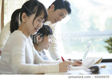 女孩和父母學習 38409970