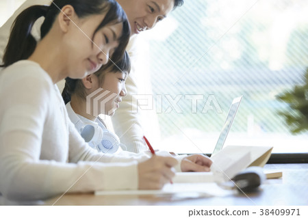 女孩和父母學習 女孩和父母學習 38409971