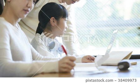 女孩和父母學習 女孩和父母學習 38409973