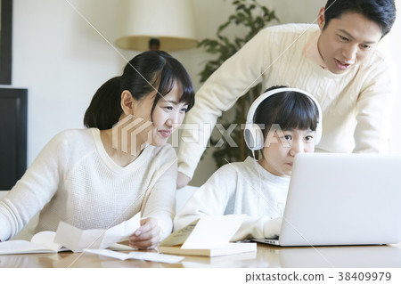 女孩和父母學習 女孩和父母學習 38409979