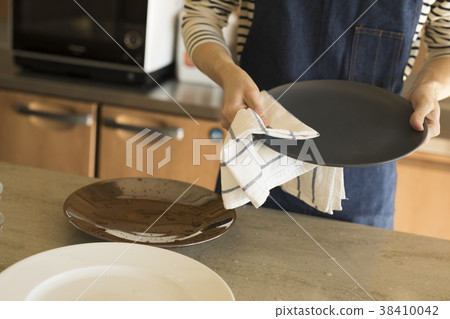 Men tidying dishes Men tidying dishes 38410042