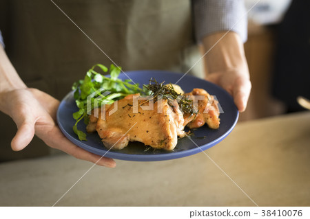 男子烹飪雞肉盤 38410076