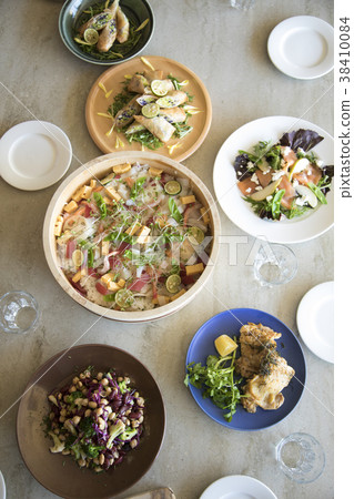 在桌子上的菜 38410084