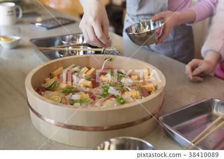 做飯的男人和女人 38410089