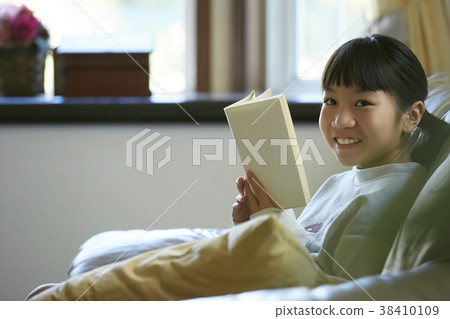 Girls to Read 38410109