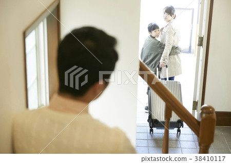 Parent and child going out of the house 38410117