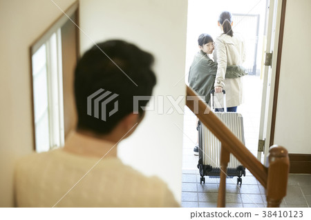 Parent and child going out of the house 38410123