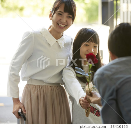 男人歡迎母親和女兒在入口處 38410133