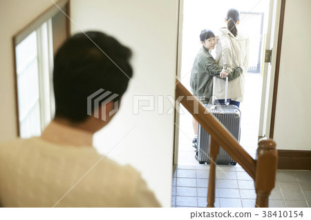 Parent and child going out of the house 38410154