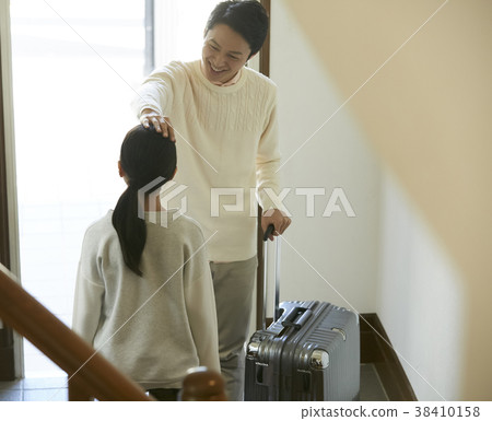 Father brushing daughter's head 38410158