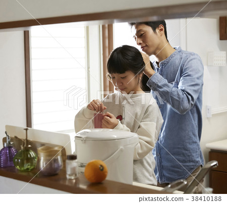 單身父親為早晨做準備 38410188