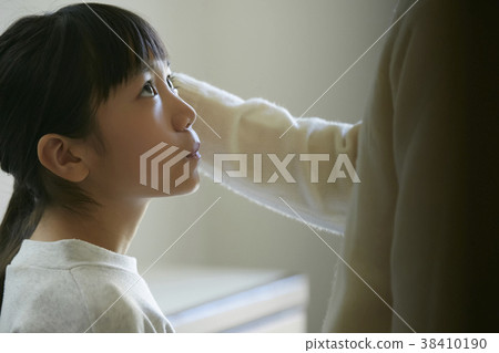 父親刷牙女兒的頭 父親刷牙女兒的頭 38410190