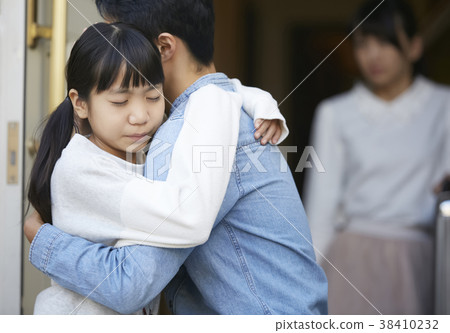 父母和孩子在入口處互相抱著 38410232
