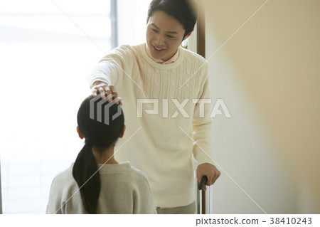 父親刷牙女兒的頭 父親刷牙女兒的頭 38410243