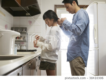 Single father preparing for the morning 38410306