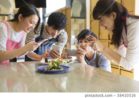 拍攝食物的男女 38410316