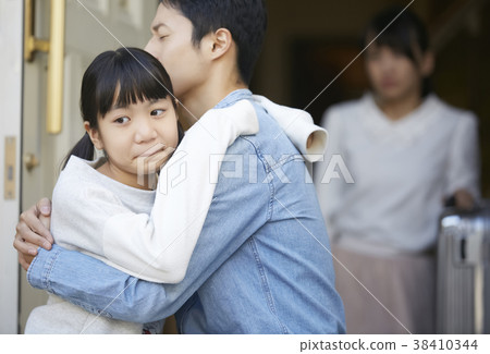 Parent and child holding each other at the entrance 38410344