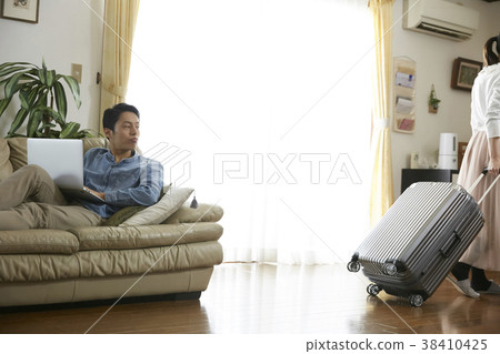 妻子出門回家 妻子出門回家 38410425