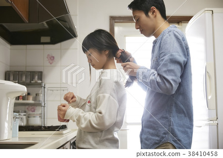 單身父親為早晨做準備 38410458