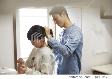 Single father preparing for the morning Single father preparing for the morning 38410479