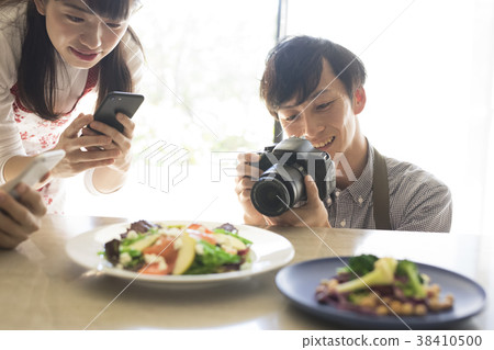Men and women who shoot food Men and women who shoot food 38410500