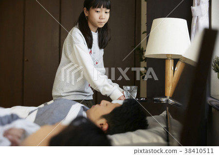 女兒關心她生病的父母 38410511