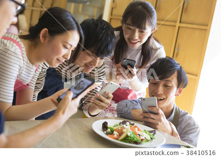 Men and women who shoot food 38410516