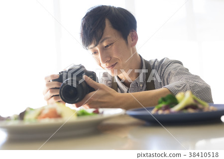 Men shooting food 38410518
