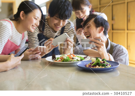 拍攝食物的男女 38410527