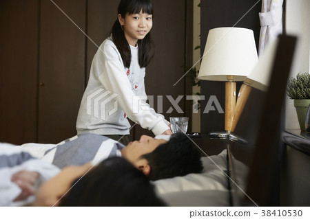 Daughter cares for her ill parents 38410530