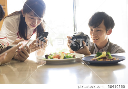 拍攝食物的男女 拍攝食物的男女 38410560