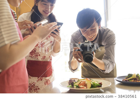 Men and women who shoot food 38410561